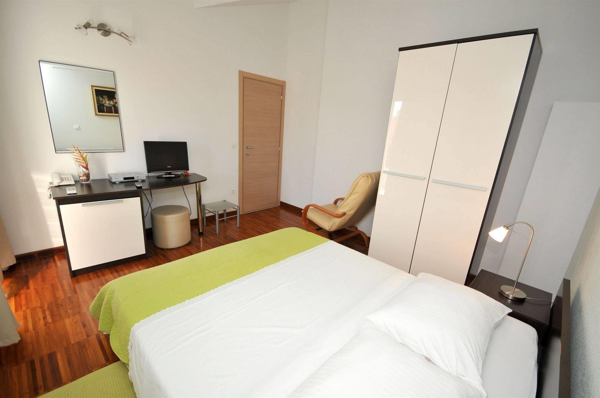Apartments & Rooms Villa Maslina Trogir Exterior photo
